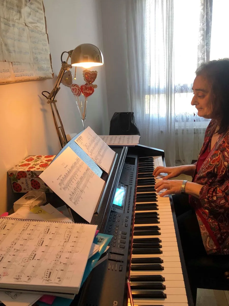 Alumna adulta tocando el piano durante una clase