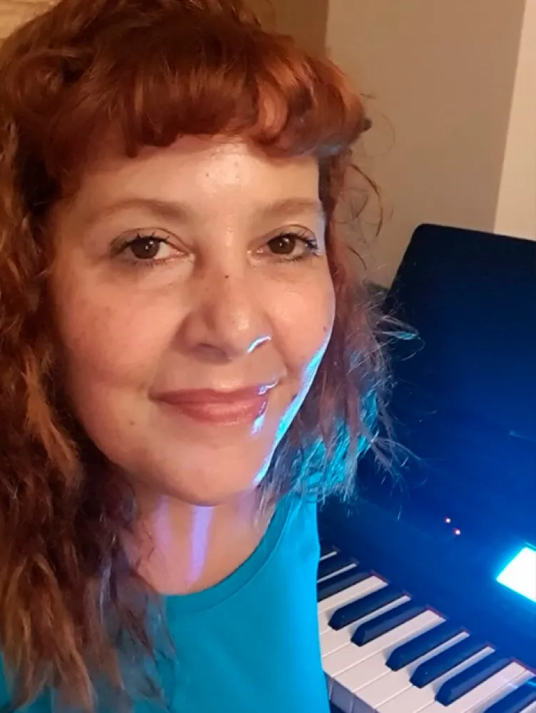 Stella Olivieri, profesora de piano en Oviedo, junto a su piano